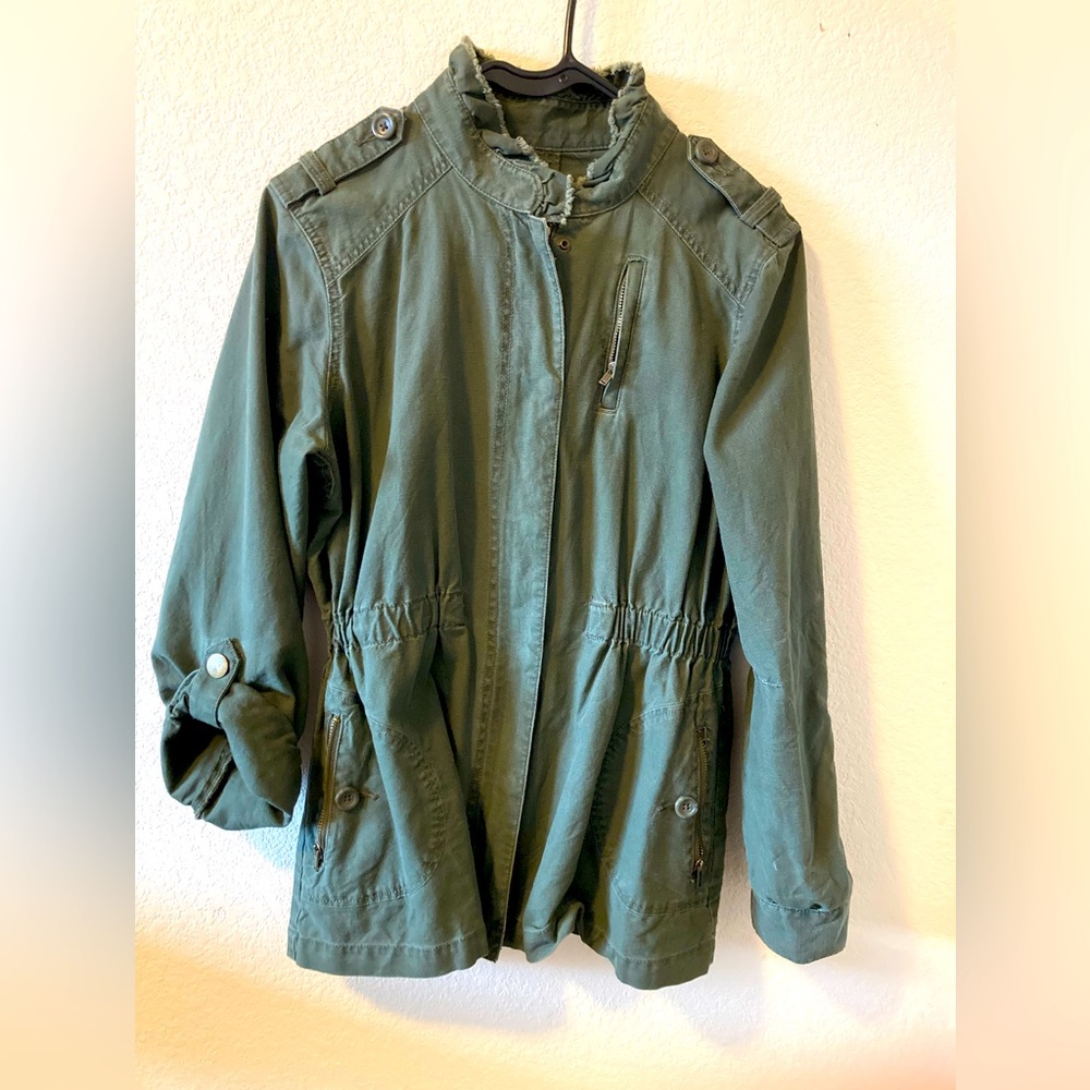 Army Green lightweight cotton jacket w/ pockets, roll/snap sleeve & waistline